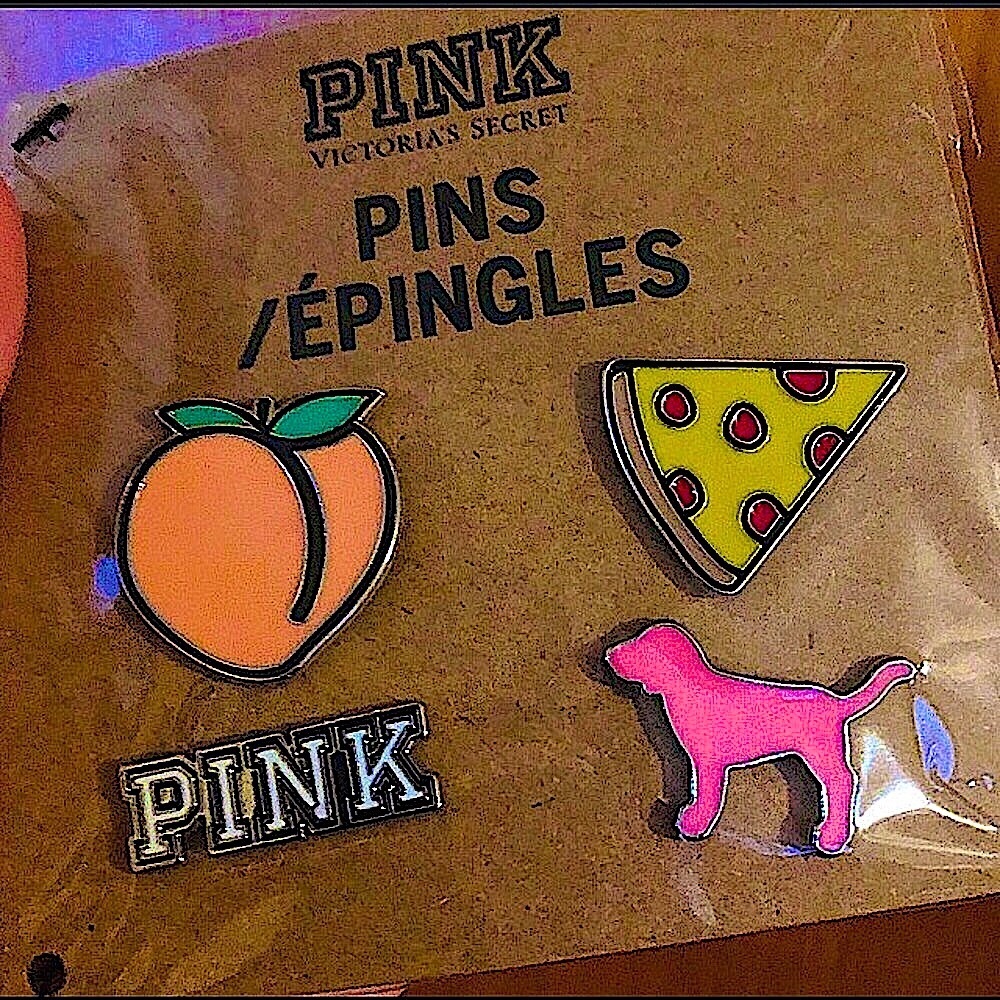 🆕🔥PINK BY VS SUPER SUPER CUTE GRAY BACKPACK&STRAPS ON THE BACK&COMES WITH PINS!! - Picture 3 of 11